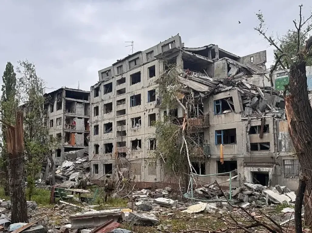 Tòa nhà bị phá hủy ở Oleksiievo-Druzhkivka, gần thành phố Kostiantynivka thuộc tỉnh Donetsk, Ukraine, ngày 14/6/2026. Ảnh: Global Images Ukraine