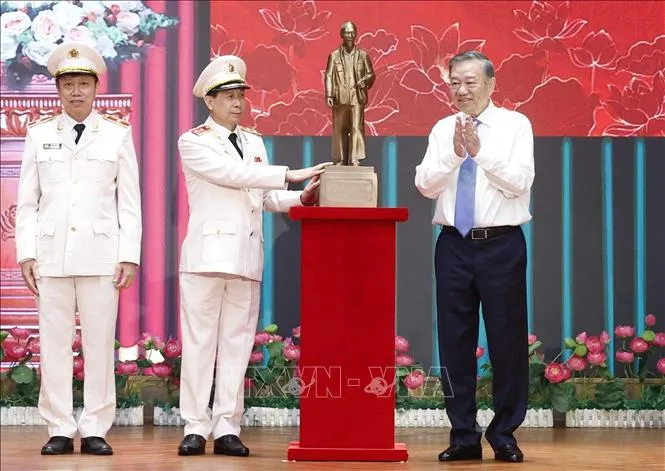 Tổng Bí thư, Chủ tịch nước Tô Lâm trao tặng bức tượng Chủ tịch Hồ Chí Minh cho Trung tâm Kỹ thuật nghiệp vụ (Bộ Công an). Ảnh: Thống Nhất/TTXVN