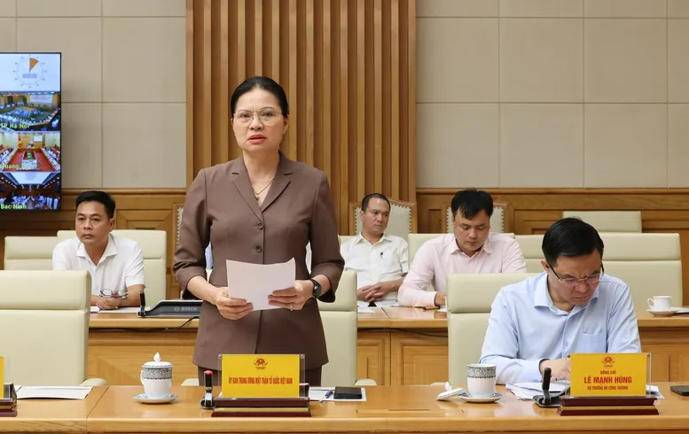 Bà Hà Thị Nga - Phó Chủ tịch Ủy ban Trung ương MTTQ Việt Nam phát biểu tại hội nghị