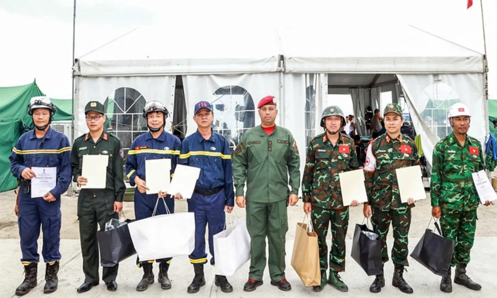 Đoàn cứu nạn Việt Nam được trao Huy chương Anh hùng Venezuela - Ảnh 2
