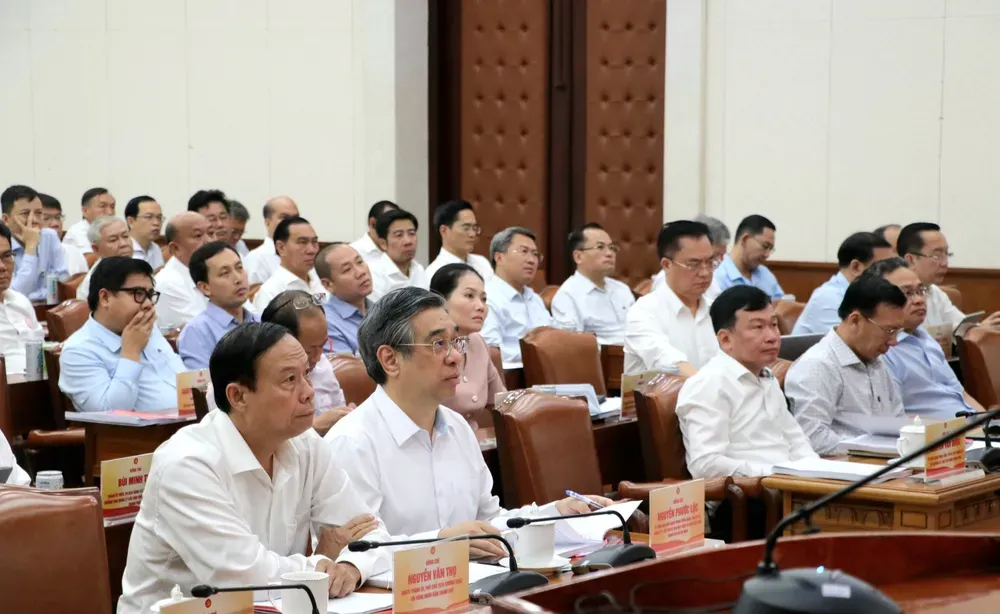Đồng chí Nguyễn Phước Lộc cùng các đại biểu dự hội nghị