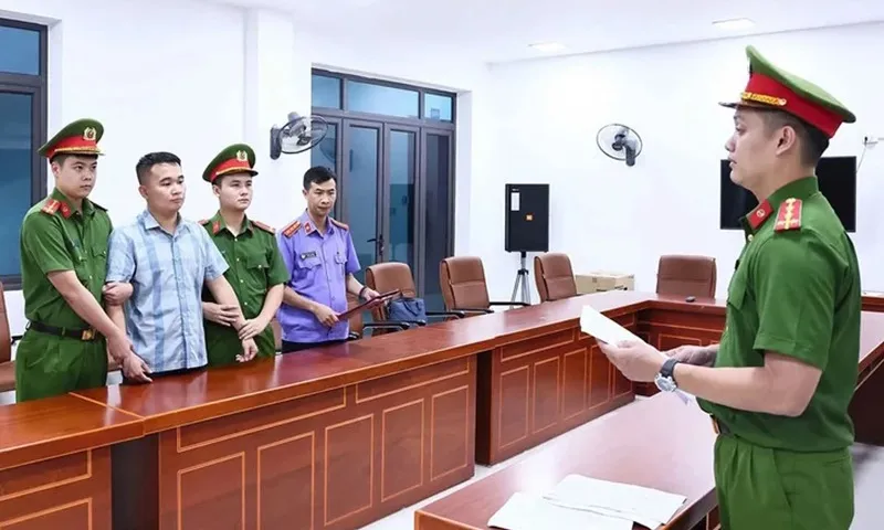 Bắt tạm giam thầy giáo Nguyễn Hà Duy trong vụ án 140 điểm 10 môn Toán