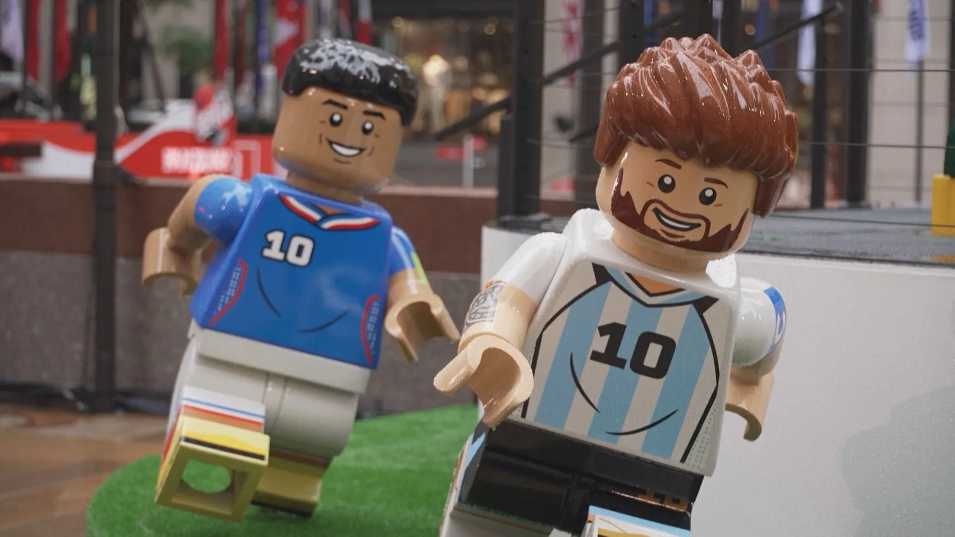 Lego ra mắt mô hình chiếc cúp World Cup cao hơn 8 mét - Ảnh 2.