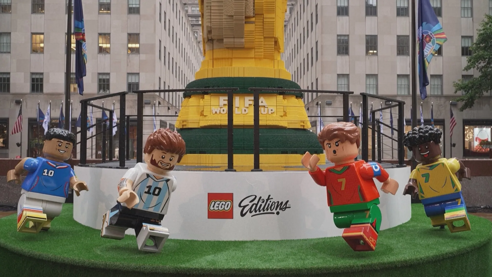 Lego ra mắt mô hình chiếc cúp World Cup cao hơn 8 mét - Ảnh 4. Lego ra mắt mô hình chiếc cúp World Cup cao hơn 8 mét - Ảnh 4.
