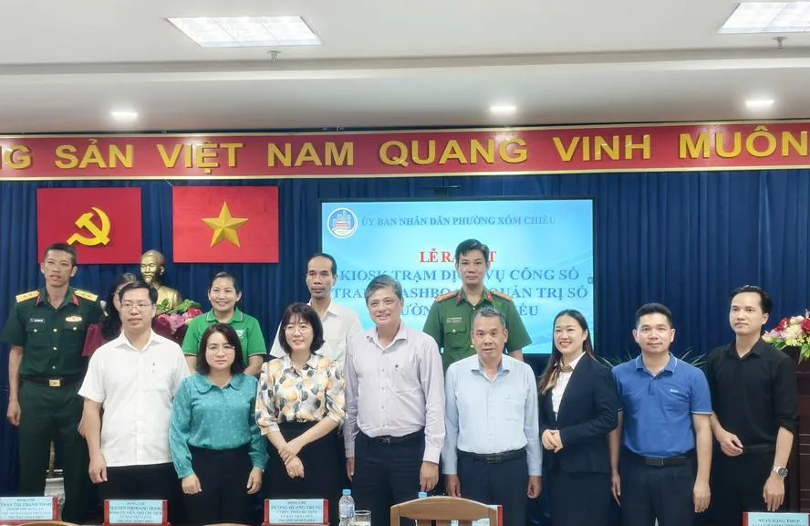  Một chạm trên kiosk số, người dân có thể tra cứu toàn bộ thông tin của phường