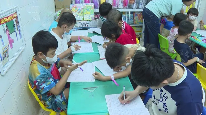 Dù mang những đau đớn của bệnh tật nhưng những đôi bàn tay ấy vẫn luôn cặm cụi trong từng nét chữ