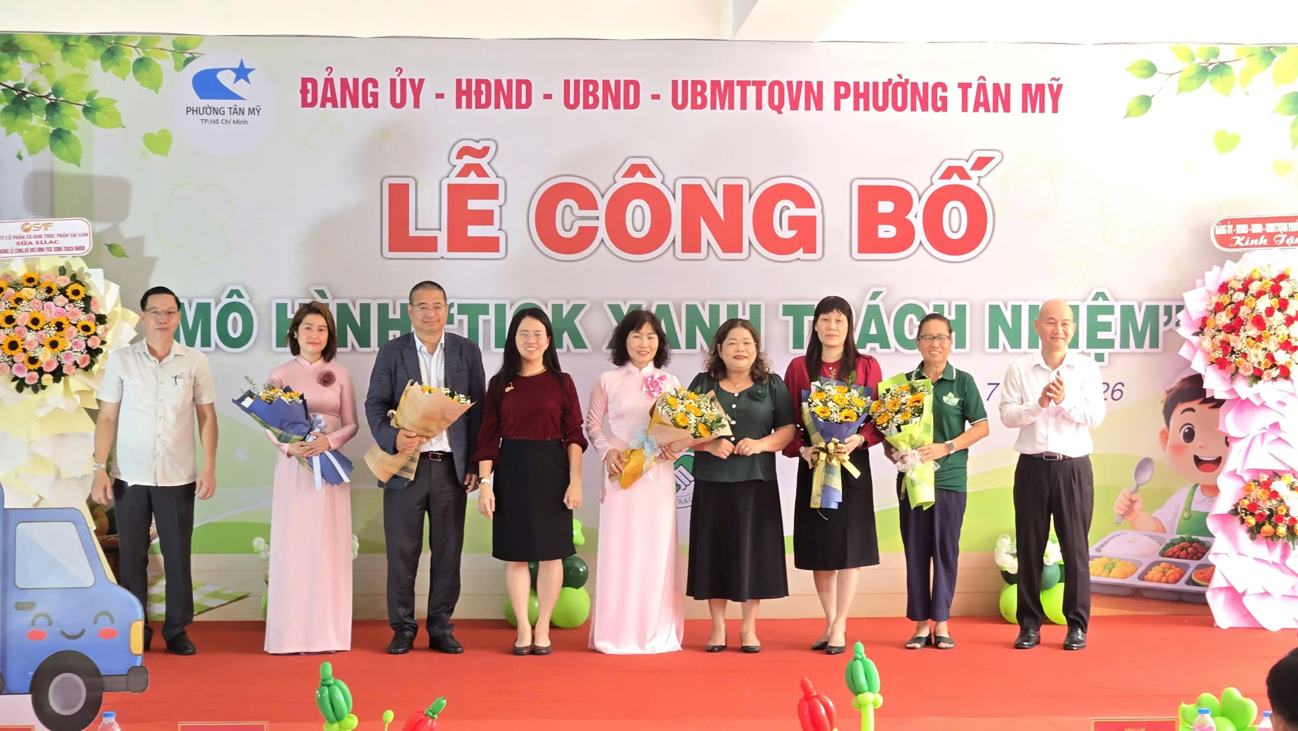 Ban tổ chức tặng hoa cám ơn các đơn vị tham gia mô hình tick xanh trách nhiệm là nhà trường, đơn vị bếp ăn và Hội công nghệ cao TPHCM. Ảnh - Bá Nam