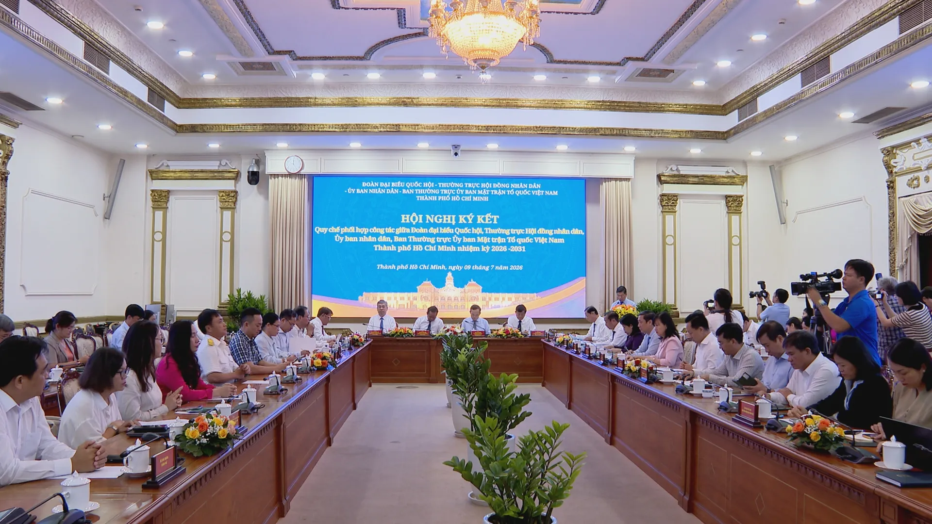 "Đã nói phải làm, đã hứa phải giữ lời" - TP. Hồ Chí Minh ký kết quy chế phối hợp, nâng cao hiệu quả hoạt động của hệ thống chính trị - Ảnh 1.
