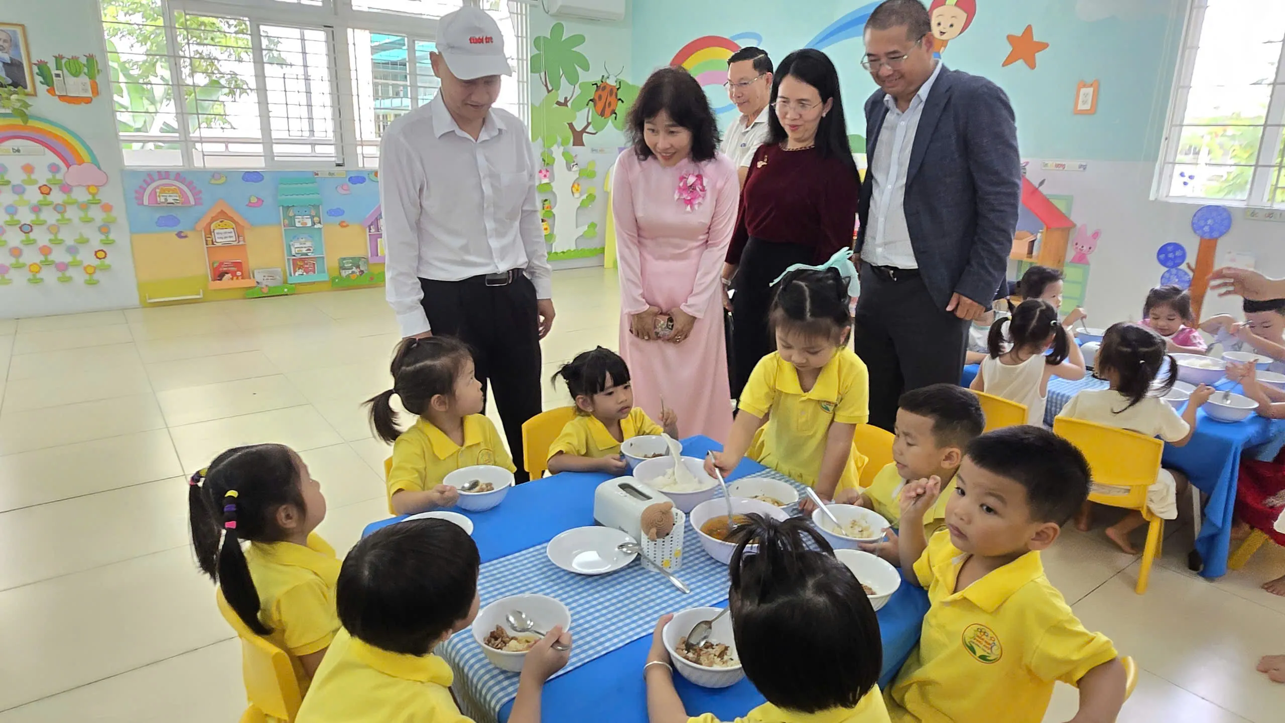 Các bé thiếu nhi thưởng thức bữa ăn trưa của mình tại Trường Mầm non Phú Mỹ. Ảnh - Bá Nam