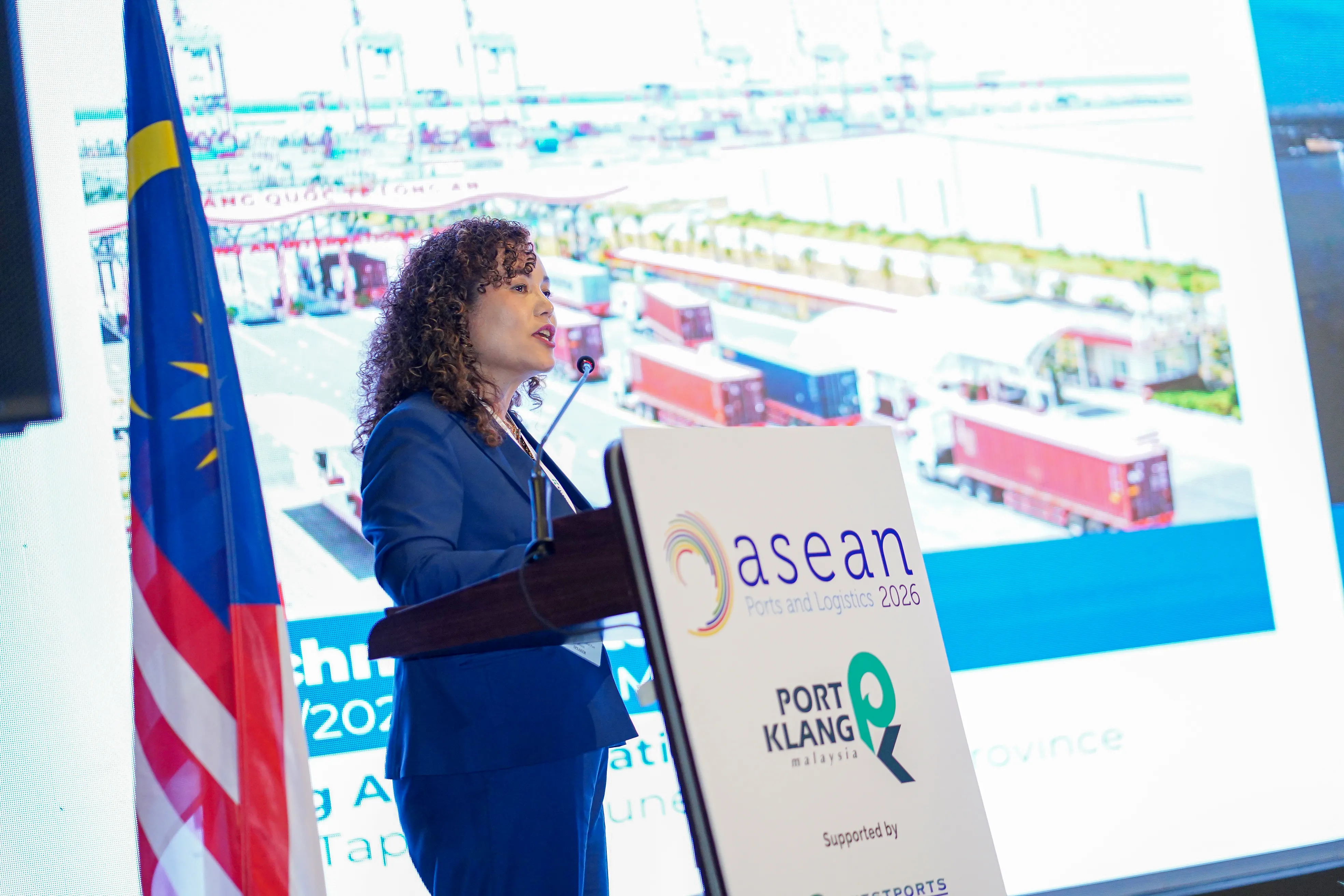 Đại diện Cảng Quốc tế Long An trình bày tham luận tại ASEAN Ports & Logistics 2026 (3)