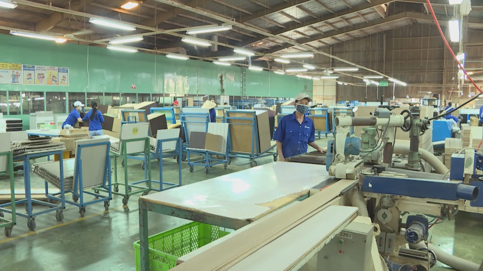 Xây dựng chính sách hỗ trợ khuyến khích người Việt Nam dùng hàng Việt Nam