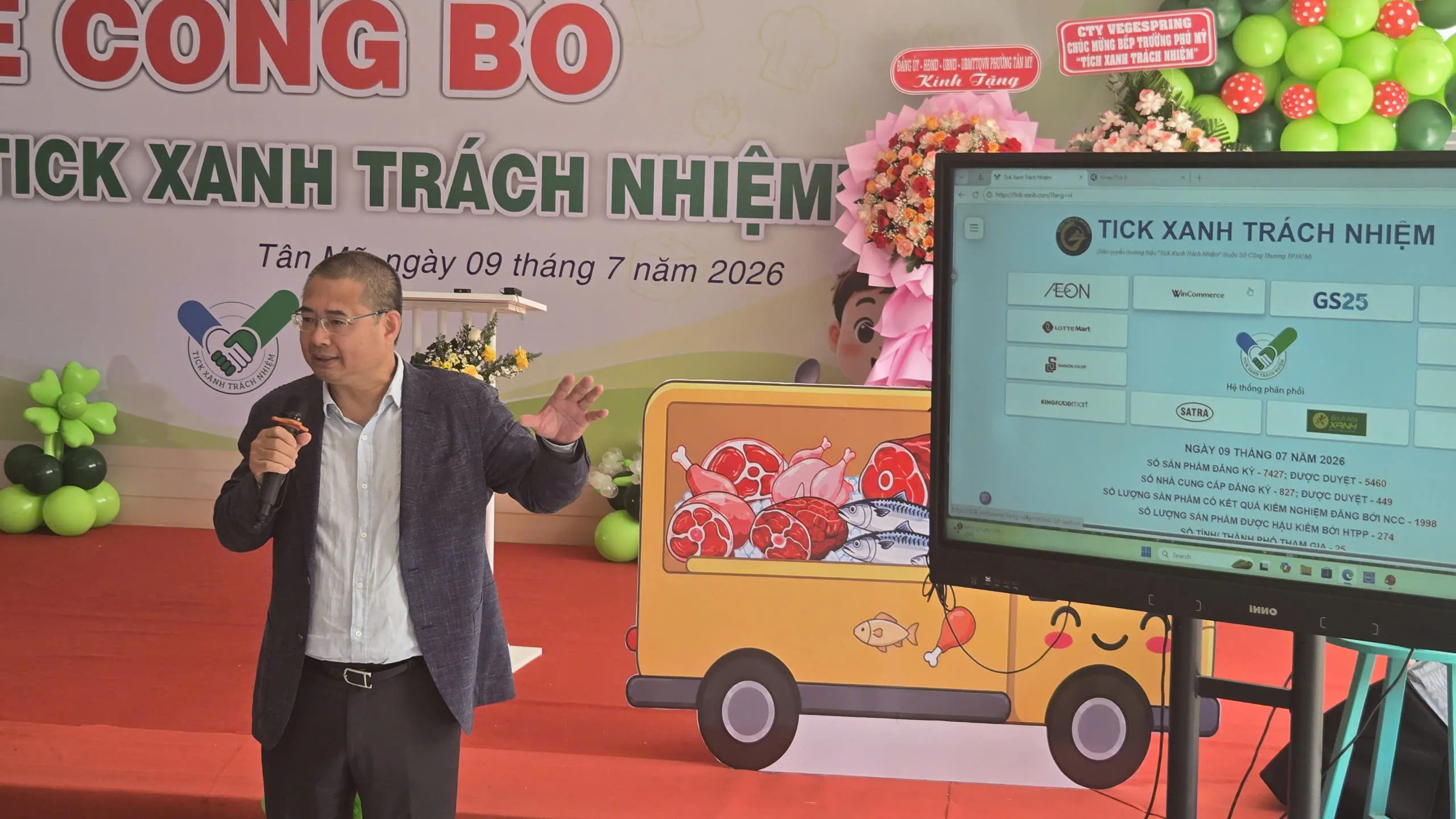 Ông Đào Hà Trung - Chủ tịch Hội Công nghệ cao TPHCM trình bày giới thiệu mô hình %22Suất ăn Tick xanh trách nhiệm%22. Ảnh - Bá Nam