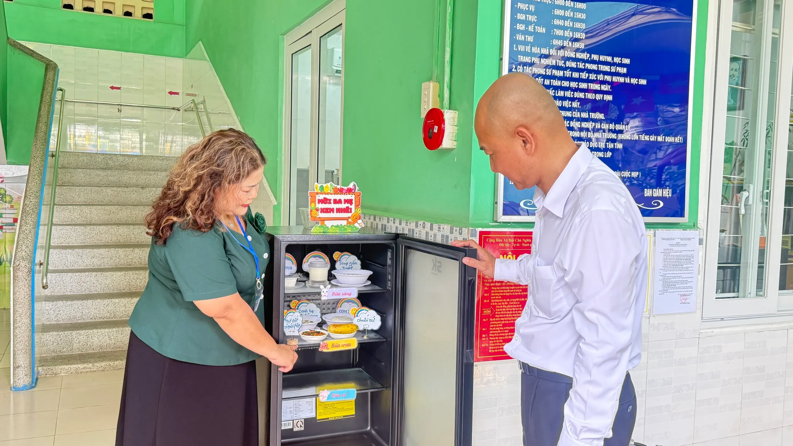 Phó Giám đốc Sở Công Thương TPHCM Nguyễn Nguyên Phương tìm hiểu tủ lưu mẫu thực phẩm các bữa ăn của trẻ tại Trường Mầm non Tân Phú. Ảnh - Bá Nam