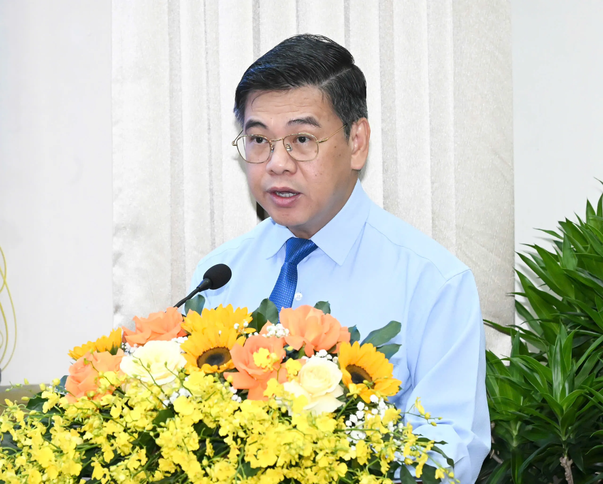 Phó Chủ tịch HĐND TPHCM Nguyễn Văn Dũng trình bày dự thảo Quy chế phối hợp