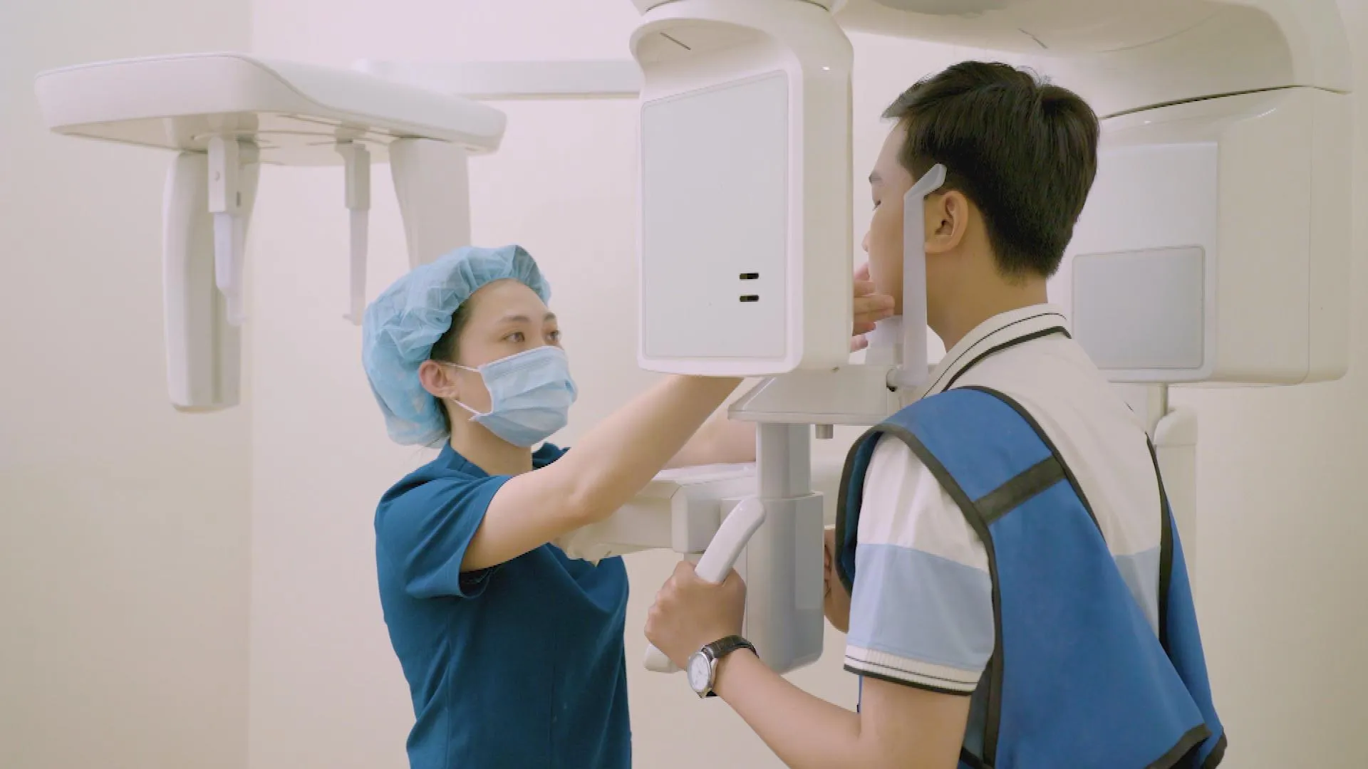 Kỹ thuật viên hoàn thiện khí cụ nha khoa theo mẫu thiết kế phục vụ quá trình điều trị