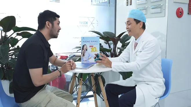 Kỹ thuật viên hoàn thiện khí cụ nha khoa theo mẫu thiết kế phục vụ quá trình điều trị