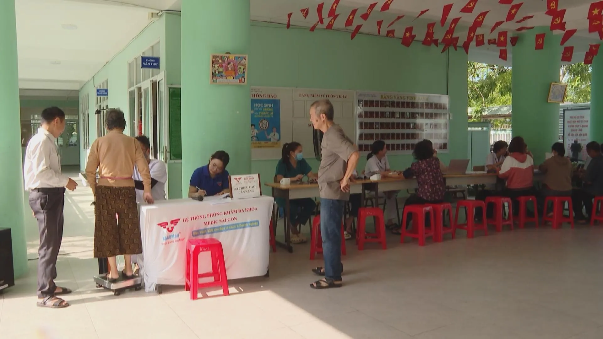 Người dân thực hiện các bước tiếp nhận, đo chỉ số cơ thể và khám chuyên khoa tại điểm khám lưu động
