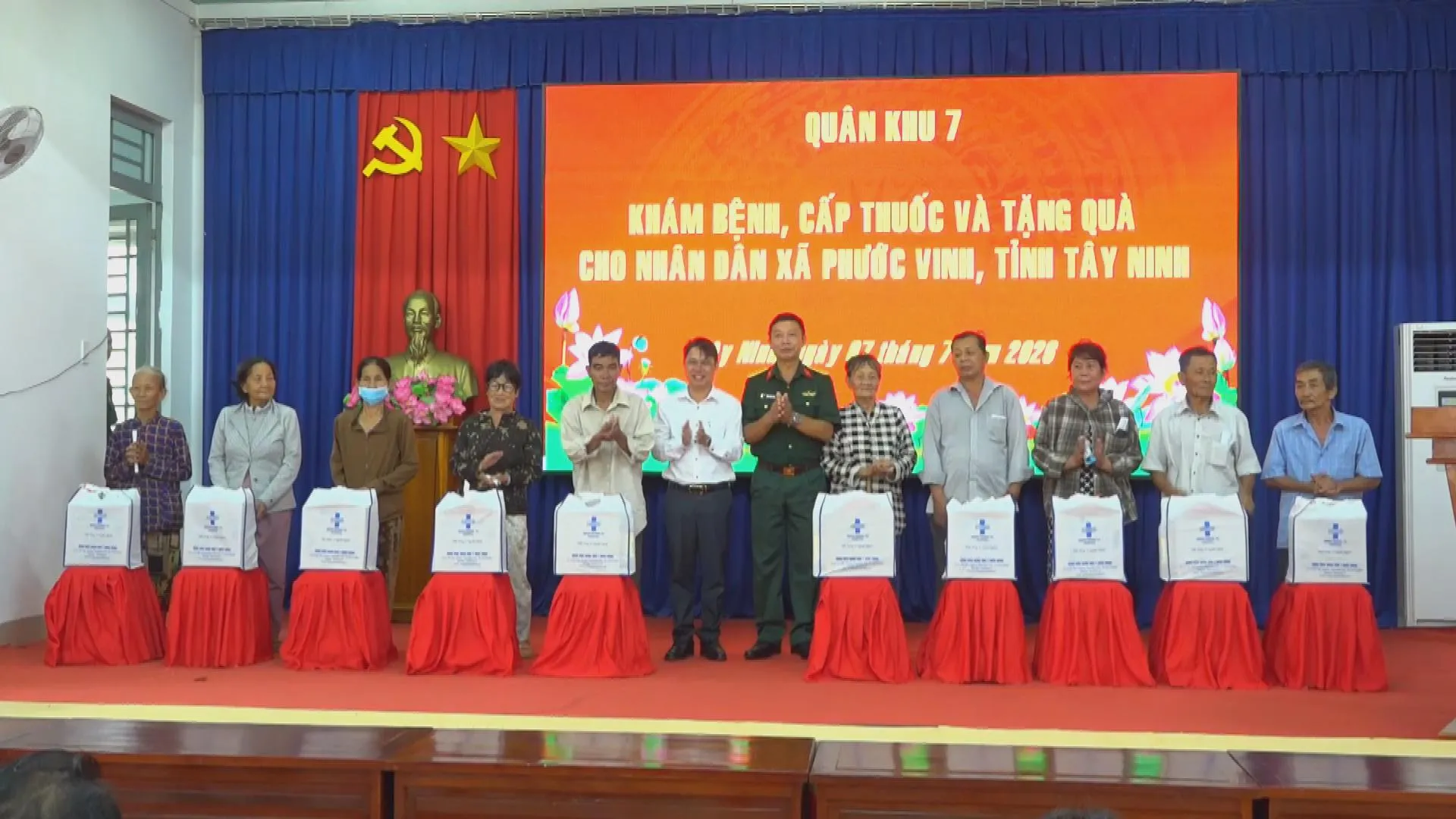 1 Ban tổ chức cũng trao 200 suất quà đến các gia đình chính sách và người dân có hoàn cảnh khó khăn trên địa bàn xã Phước Vinh, tỉnh Tây Ninh