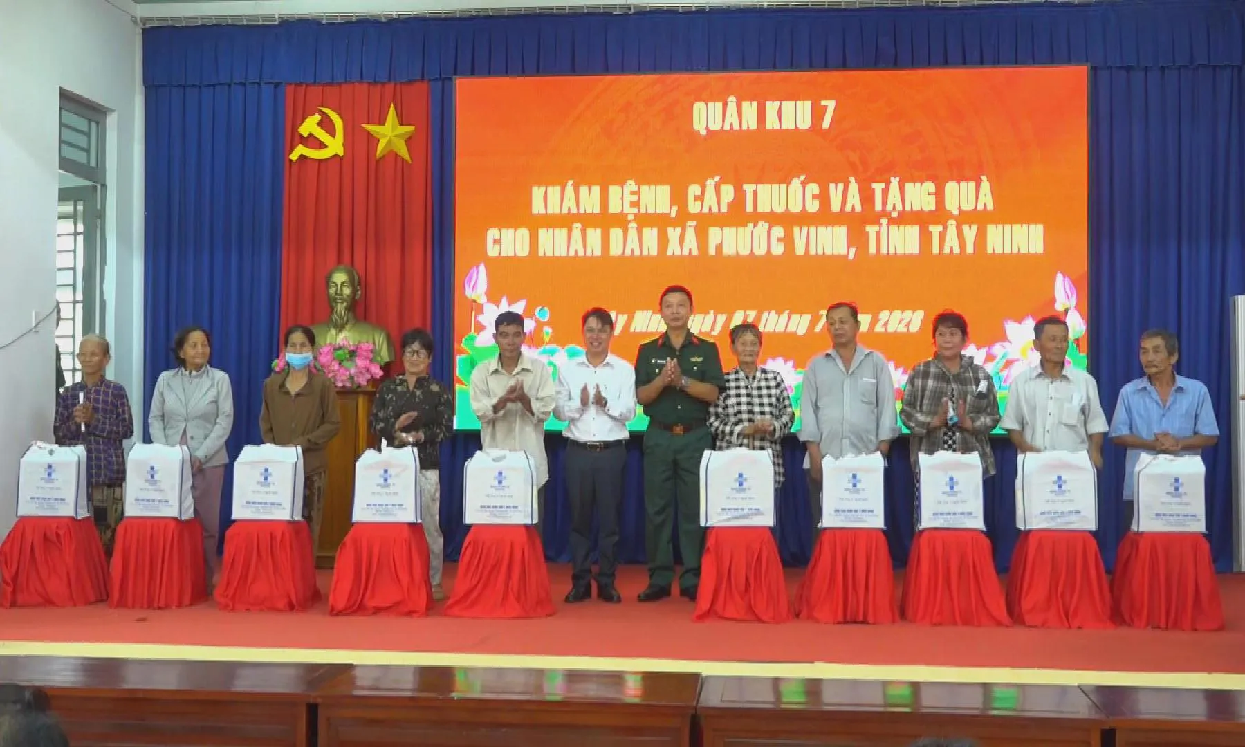 Khám bệnh, cấp thuốc miễn phí cho người dân vùng biên giới Tây Ninh