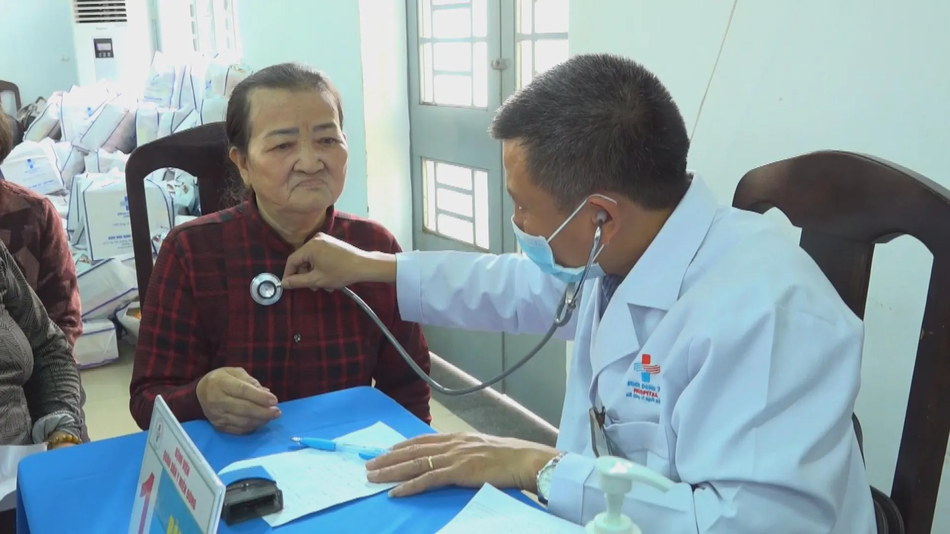 1 Khám bệnh, cấp thuốc miễn phí cho người dân vùng biên giới Tây Ninh