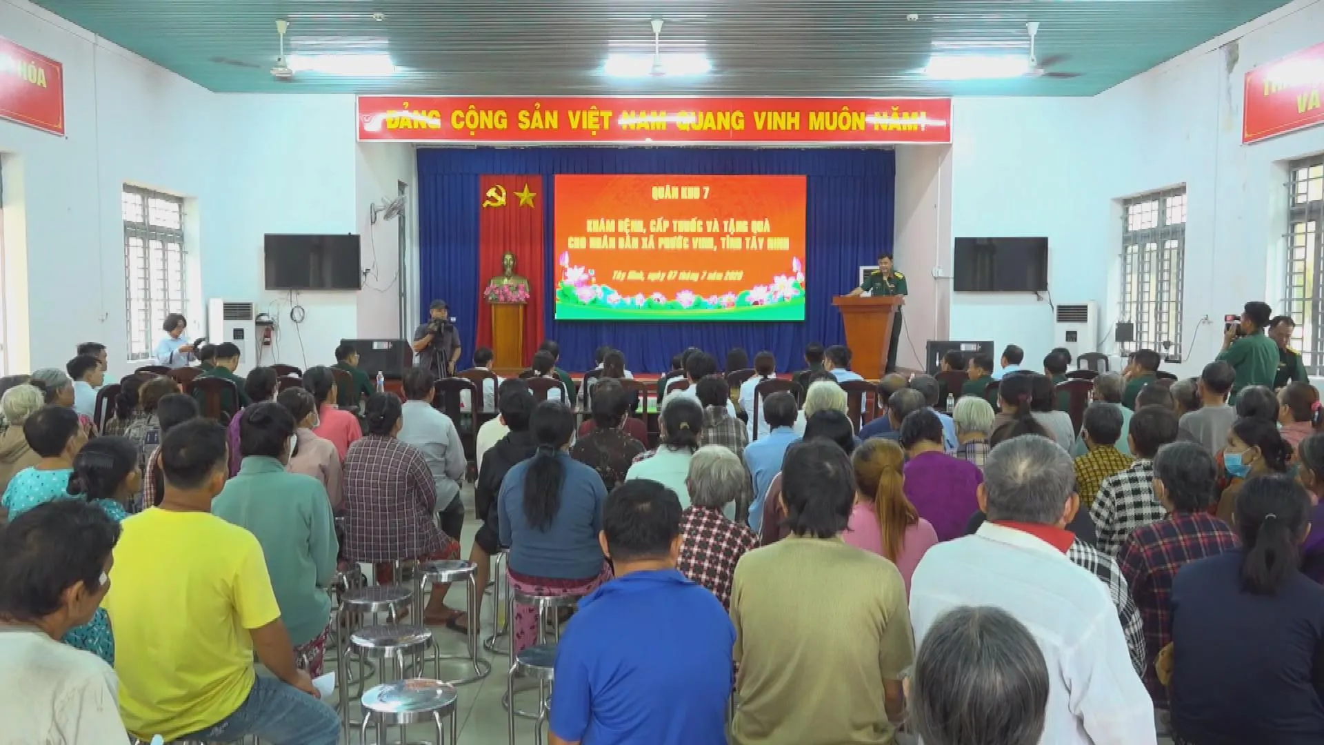 2 Ban tổ chức cũng trao 200 suất quà đến các gia đình chính sách và người dân có hoàn cảnh khó khăn trên địa bàn xã Phước Vinh, tỉnh Tây Ninh