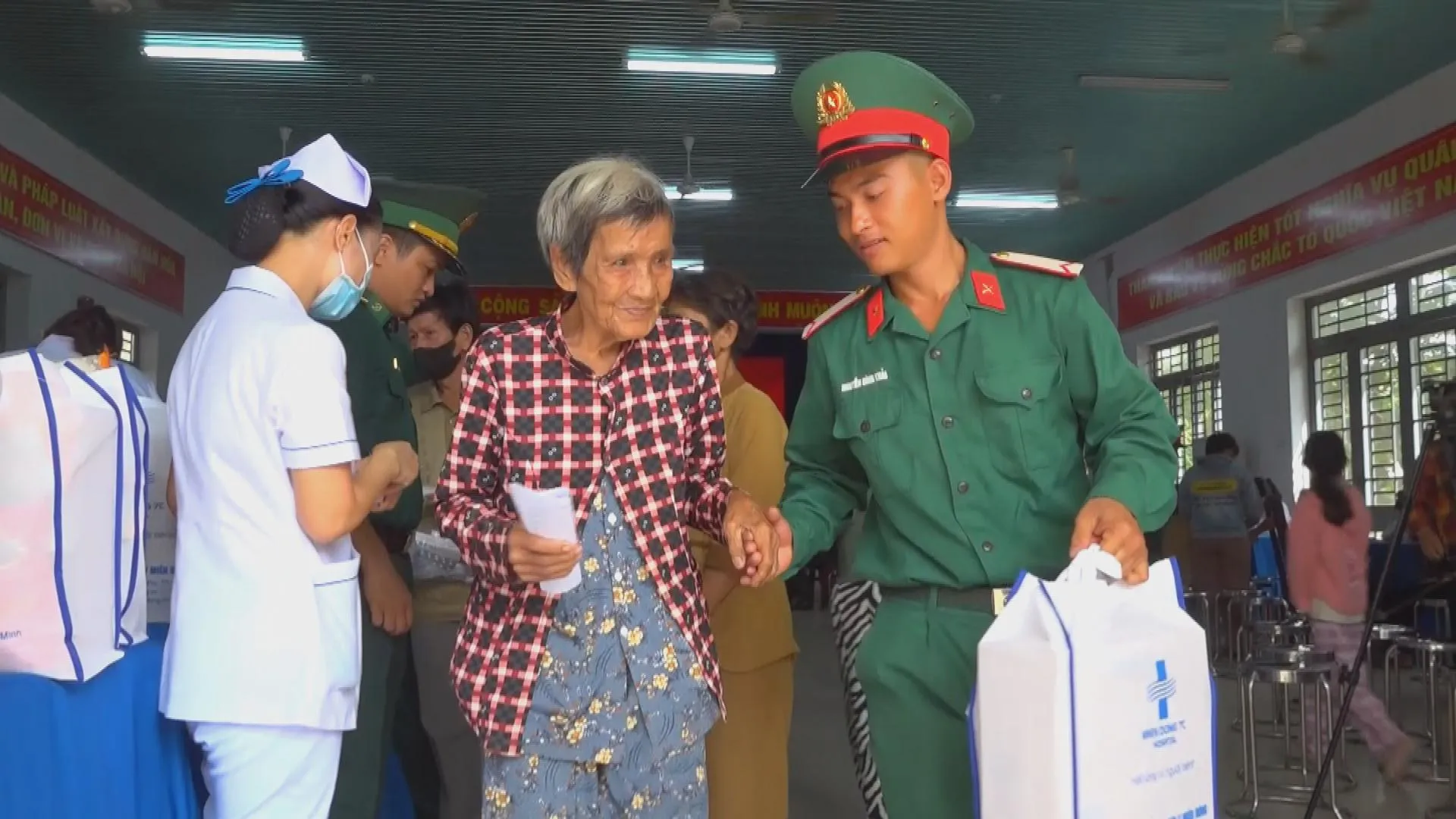 3 Ban tổ chức cũng trao 200 suất quà đến các gia đình chính sách và người dân có hoàn cảnh khó khăn trên địa bàn xã Phước Vinh, tỉnh Tây Ninh