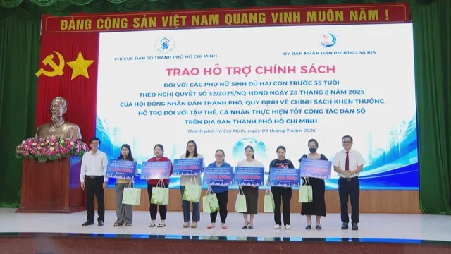 4 UBND phường Bà Rịa trao hỗ trợ cho 7 phụ nữ sinh đủ hai con trước 35 tuổi theo Nghị quyết 32 của Hội đồng Nhân dân Thành phố