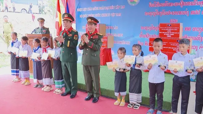 6 Hai Đại tướng cũng đến thăm, tặng quà thầy và trò Trường Tiểu học Thông-Năm-Mun, huyện Xay-chăm-phon, tỉnh Bolikhămxay