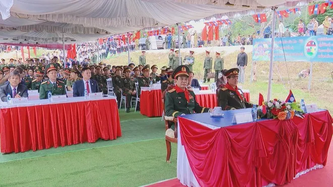 7 Hai Đại tướng cũng đến thăm, tặng quà thầy và trò Trường Tiểu học Thông-Năm-Mun, huyện Xay-chăm-phon, tỉnh Bolikhămxay