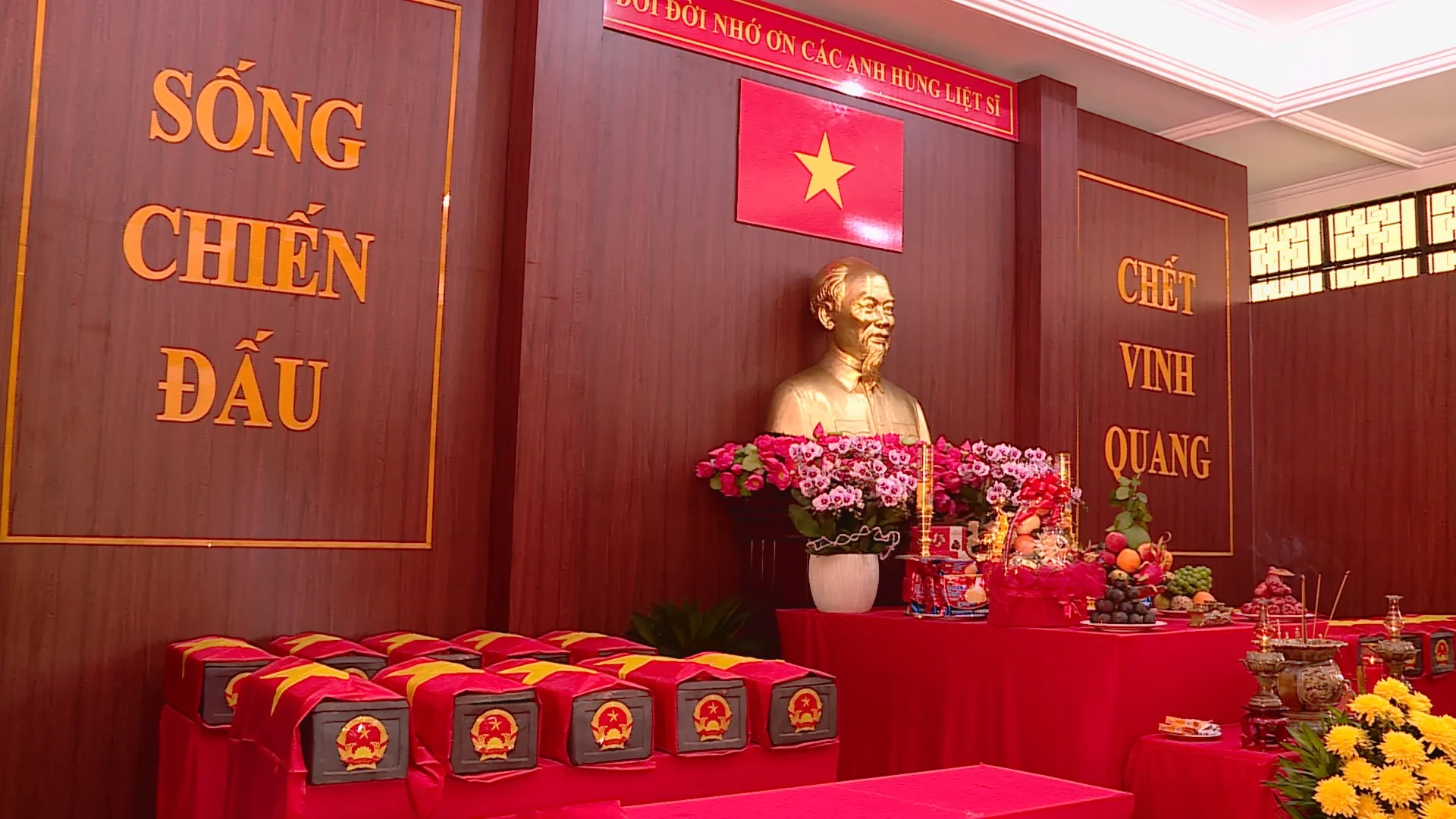 7 Từng hài cốt liệt sĩ đều thực hiện nghi thức phủ lên lá cờ tổ quốc và dán quốc huy trang nghiêm