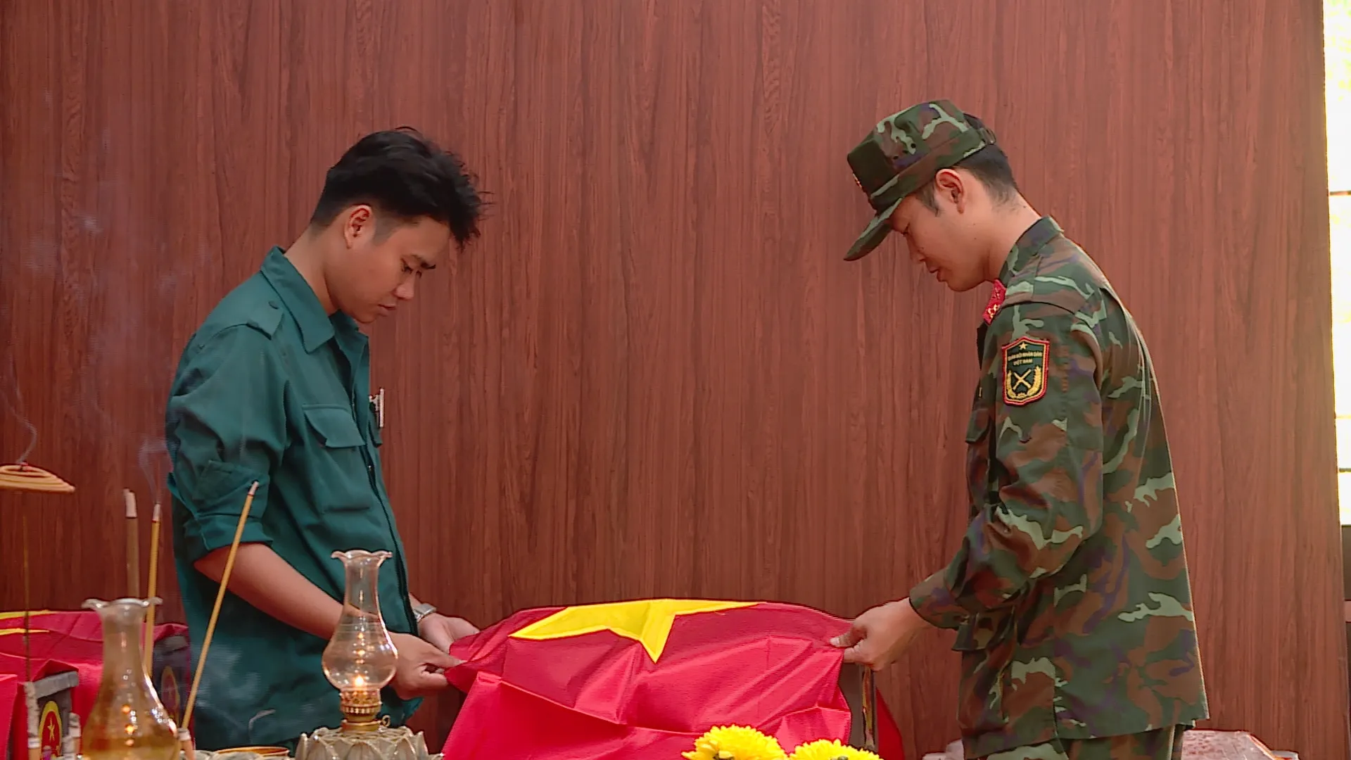 8 Từng hài cốt liệt sĩ đều thực hiện nghi thức phủ lên lá cờ tổ quốc và dán quốc huy trang nghiêm
