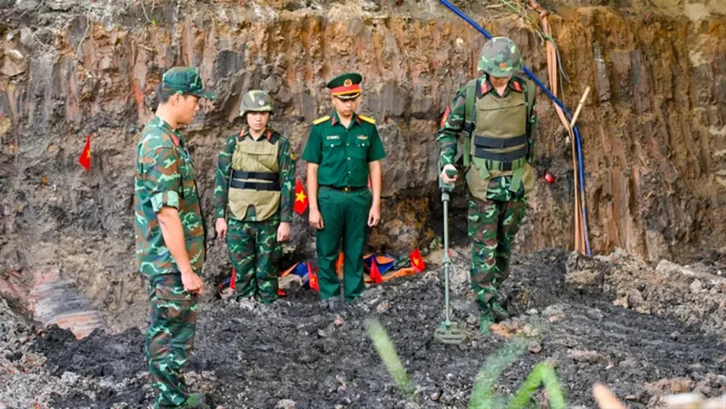 Cán bộ, chiến sĩ rà soát vật liệu nổ trong khi tìm kiếm hài cốt liệt sĩ tại Công viên Lê Thị Riêng, phường Hòa Hưng, TPHCM