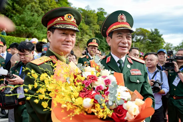 Đại tướng Phan Văn Giang đón Đại tướng Khamliang Outhakaysone tại cửa khẩu Thanh Thủy