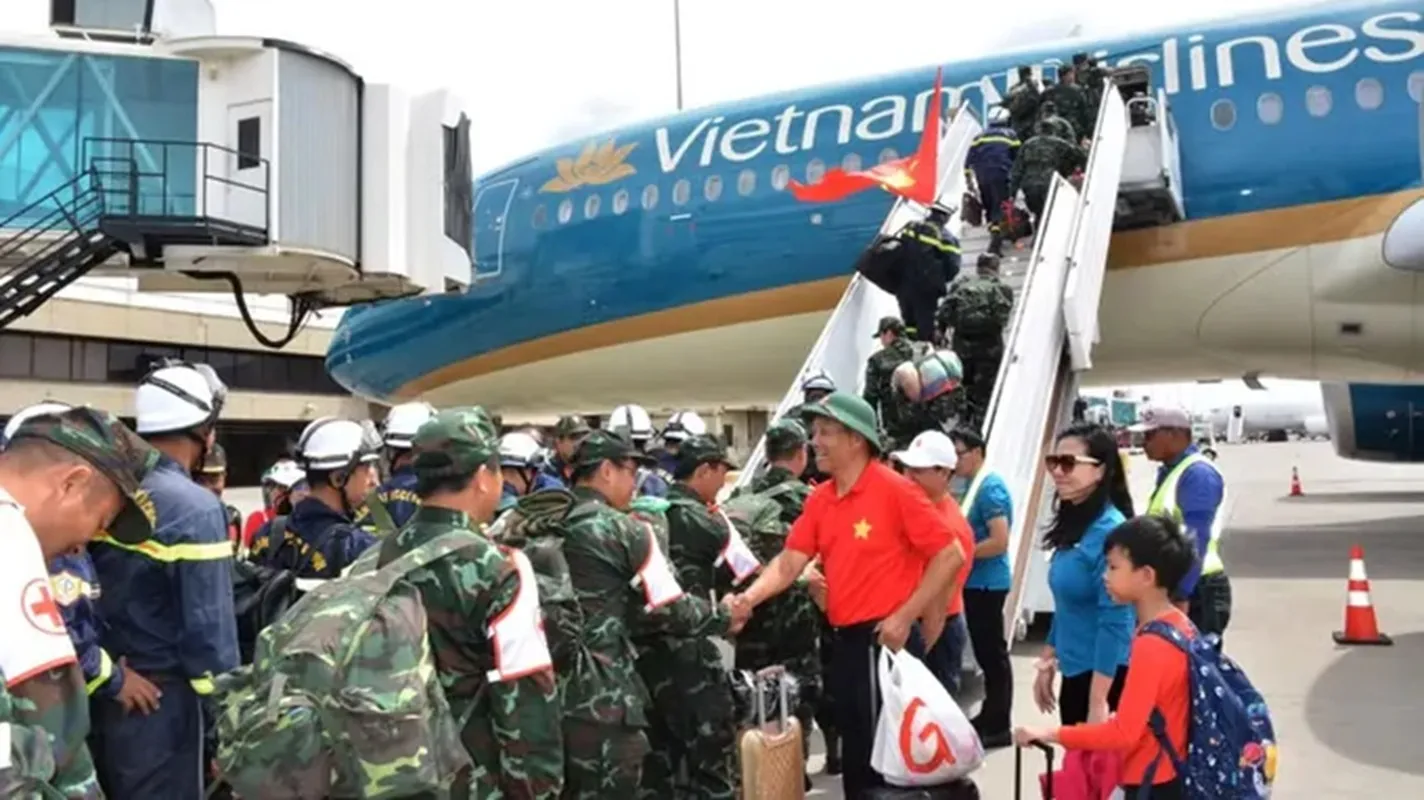 Đoàn cứu nạn, cứu hộ Việt Nam lên máy bay về nước tại sân bay quốc tế Simon Bolivar ở thành phố Maiquetia, bang La Guaira, Venezuela. Ảnh VIETNAM+