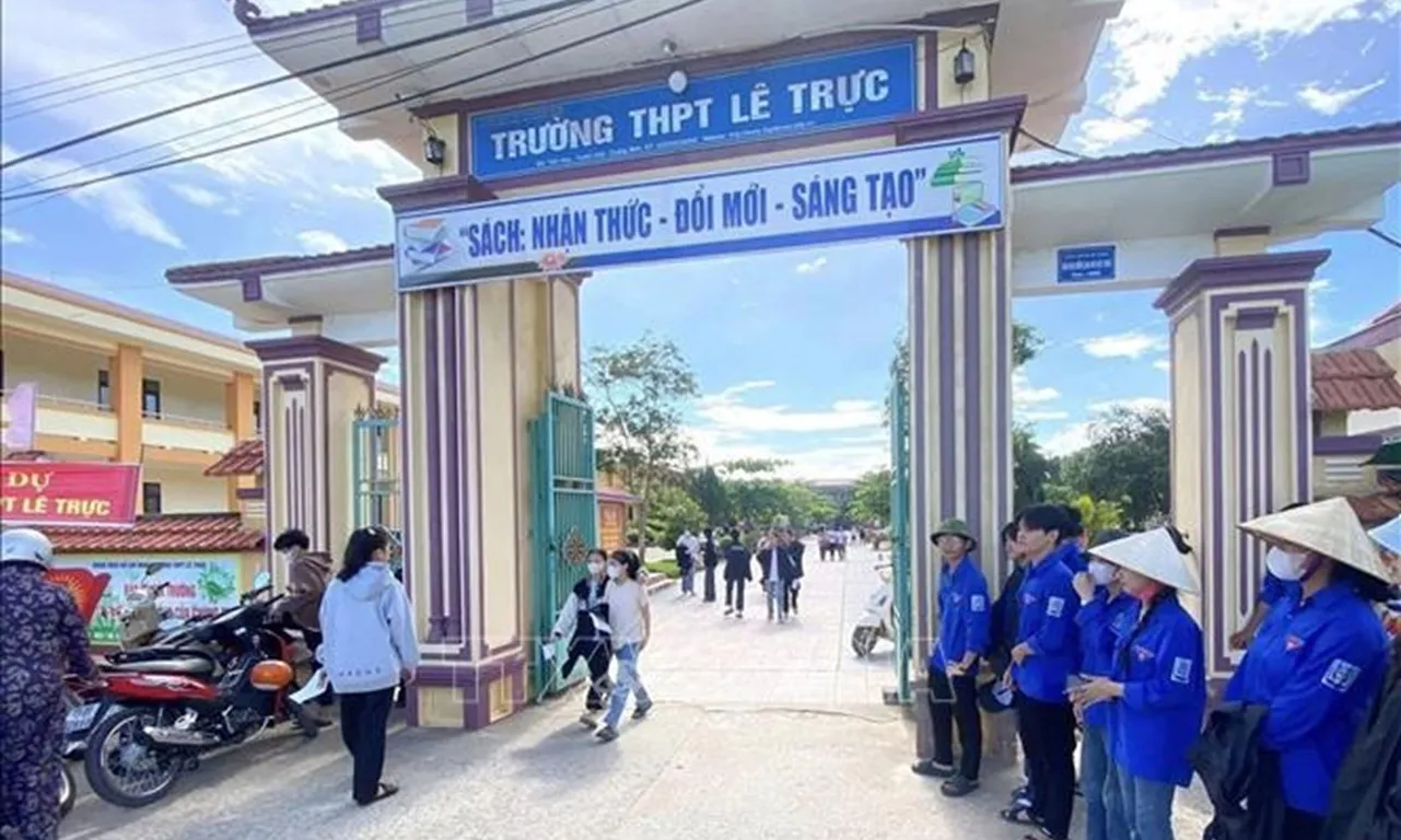 Quảng Trị: Xác minh thông tin giáo viên vào phòng thi hướng dẫn thí sinh làm bài