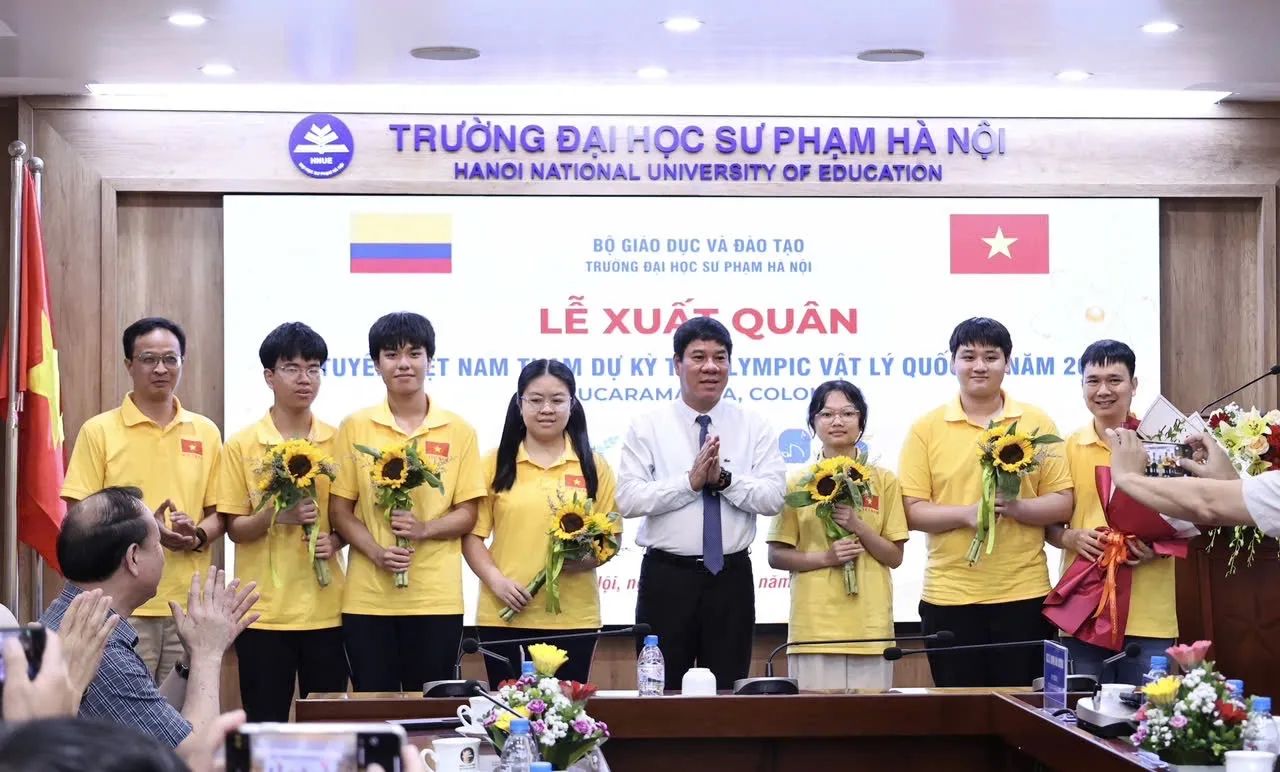 Cục trưởng Cục Quản lý chất lượng, Bộ Giáo dục và Đào tạo Huỳnh Văn Chương động viên các thí sinh tại lễ xuất quân đội tuyển Việt Nam tham dự kỳ thi Olympic Vật lý quốc tế năm 2026 (Ảnh: GD)