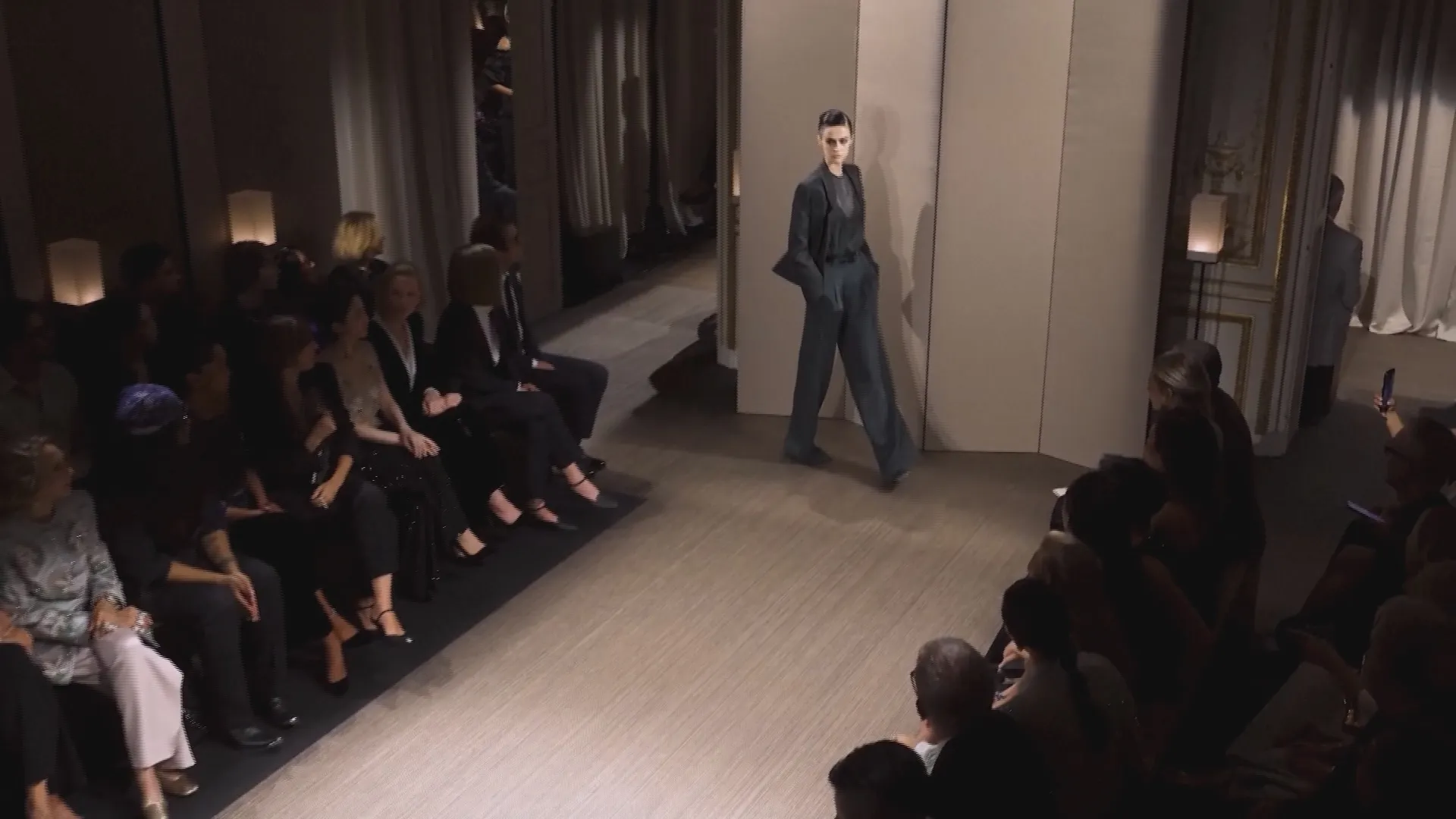 Tuần lễ Thời trang Cao cấp Paris: BST Giorgio Armani Privé - Ảnh 2. Tuần lễ Thời trang Cao cấp Paris: BST Giorgio Armani Privé - Ảnh 2.