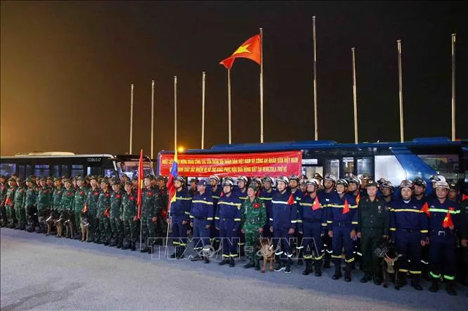 Lực lượng cứu hộ, cứu nạn của Quân đội nhân dân Việt Nam và Công an nhân dân Việt Nam về đến Hà Nội hoàn thành sứ mệnh hỗ trợ Venezuela khắc phục hậu quả trận động đất. Ảnh: Phạm Kiên/TTXVN Lực lượng cứu hộ, cứu nạn của Quân đội nhân dân Việt Nam và Công an nhân dân Việt Nam về đến Hà Nội hoàn thành sứ mệnh hỗ trợ Venezuela khắc phục hậu quả trận động đất. Ảnh: Phạm Kiên/TTXVN