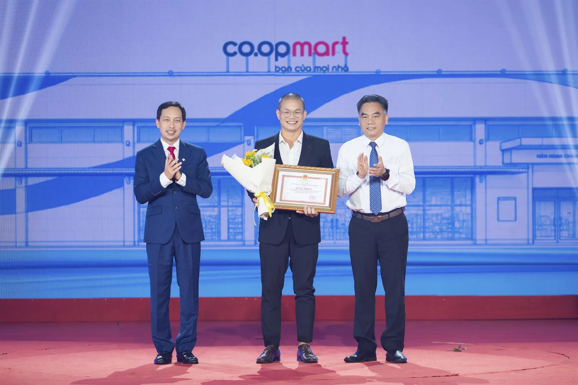 Đại diện Co.opmart Cống Quỳnh đón nhận Bằng khen của Chủ tịch UBND TP.HCM tại Lễ kỷ niệm 30 năm thành lập thương hiệu Co.opmart.