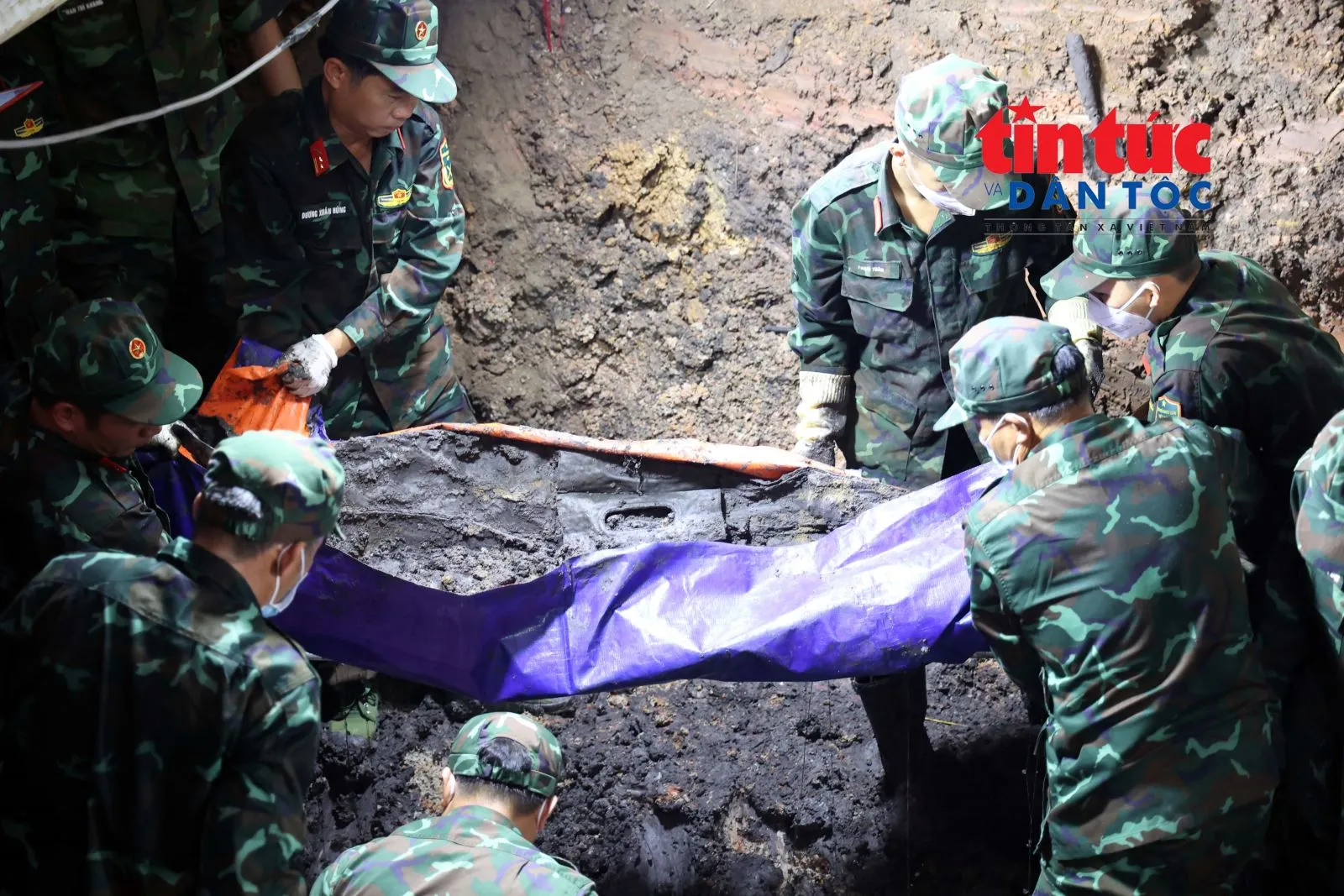 Ngày 11/7, lực lượng tìm kiếm đã phát hiện thêm 21 bộ hài cốt liệt sĩ, cùng nhiều di vật.