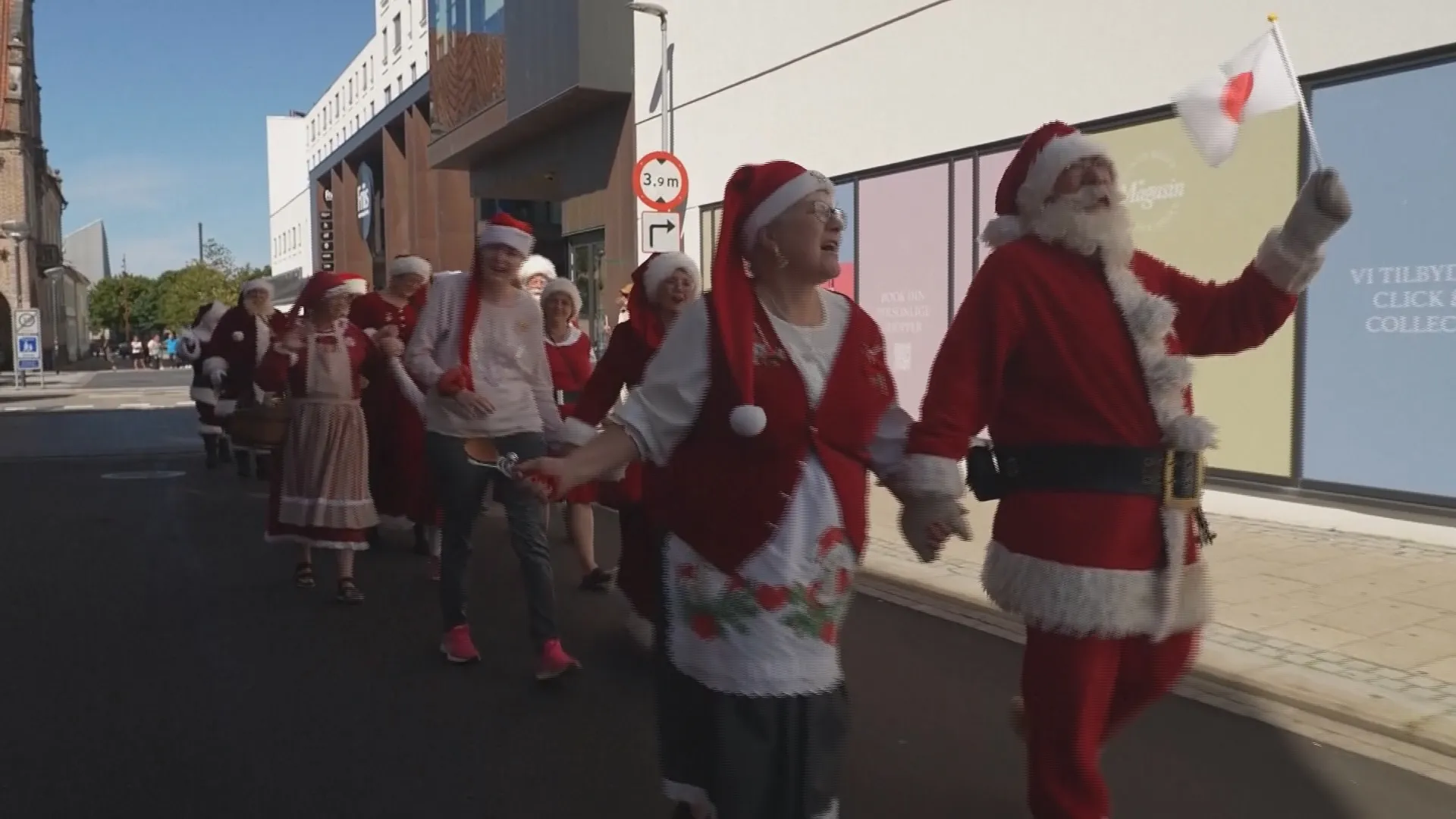 Sự năm nay thu hút khoảng 35 ông già noel, cùng nhau, họ chia sẻ kinh nghiệm hóa trang, hoàn thiện kỹ năng biểu diễn và chuẩn bị cho mùa Giáng sinh bận rộn phía trước