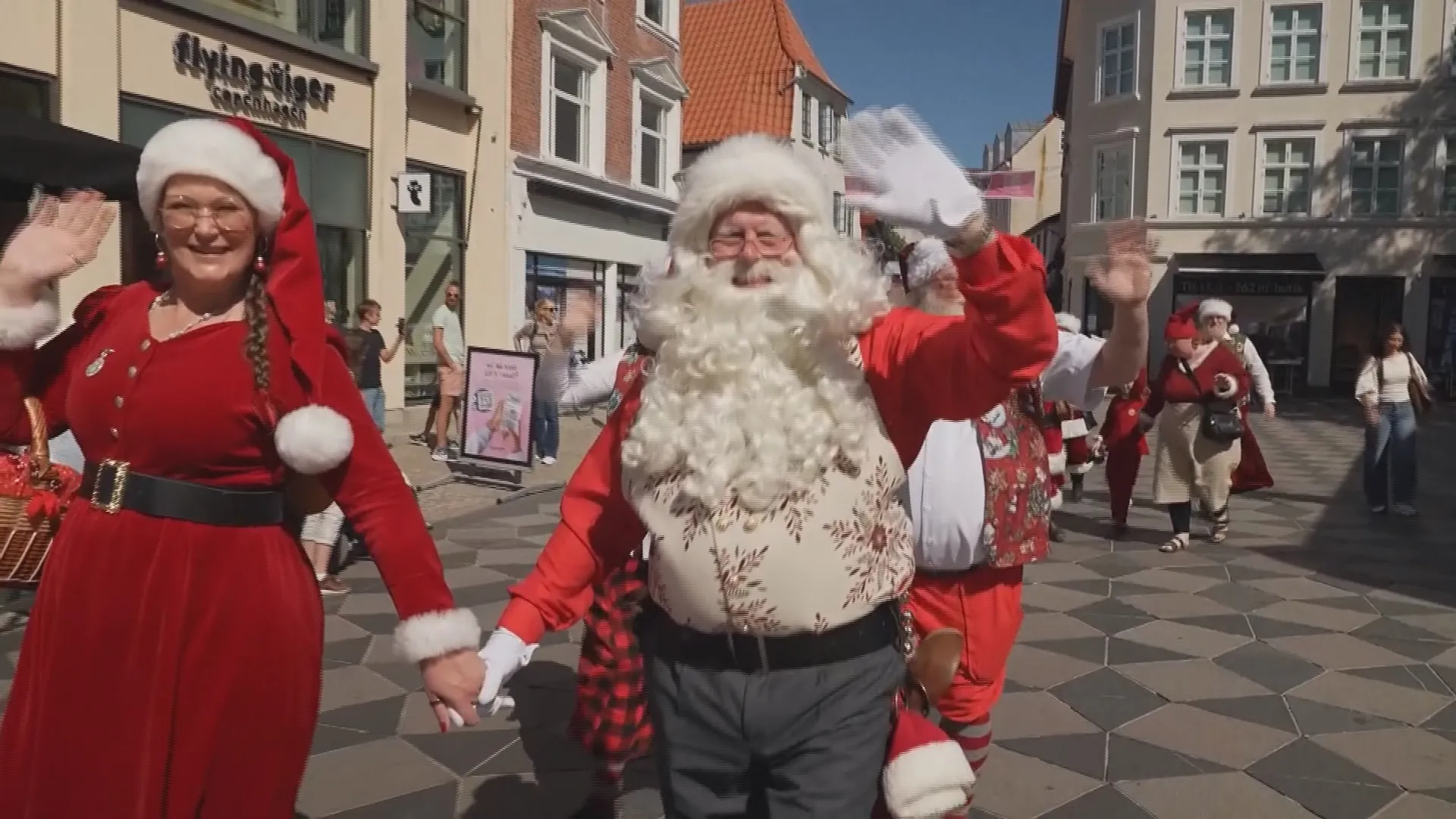 Sự năm nay thu hút khoảng 35 ông già noel, cùng nhau, họ chia sẻ kinh nghiệm hóa trang, hoàn thiện kỹ năng biểu diễn và chuẩn bị cho mùa Giáng sinh bận rộn phía trước