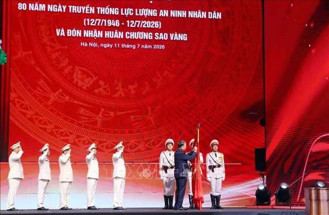 Tổng Bí thư, Chủ tịch nước Tô Lâm gắn Huân chương Sao Vàng lên lá cờ truyền thống của lực lượng An ninh nhân dân. Ảnh: Phạm Kiên/TTXVN