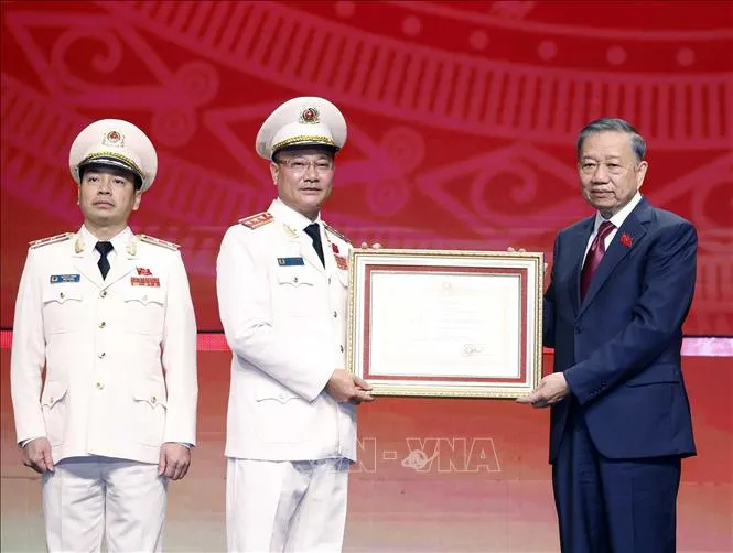 Tổng Bí thư, Chủ tịch nước Tô Lâm trao tặng Huân chương Sao vàng cho Lực lượng An ninh nhân dân. Ảnh: Thống Nhất/TTXVN