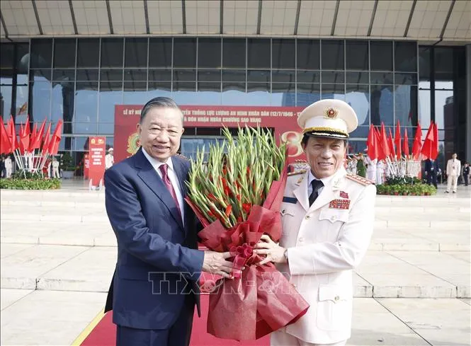 Đại tướng Lương Tam Quang, Uỷ viên Bộ Chính trị, Bí thư Đảng uỷ Công an Trung ương, Bộ trưởng Bộ Công an tặng hoa Tổng Bí thư, Chủ tịch nước Tô Lâm. Ảnh: Thống Nhất/TTXVN.