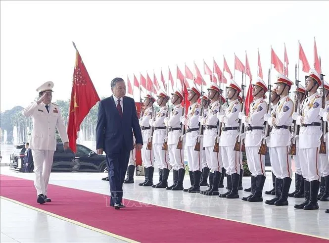 Tổng Bí thư, Chủ tịch nước Tô Lâm duyệt đội danh dự Công an nhân dân (Ảnh: Thống Nhất/ TTXVN)