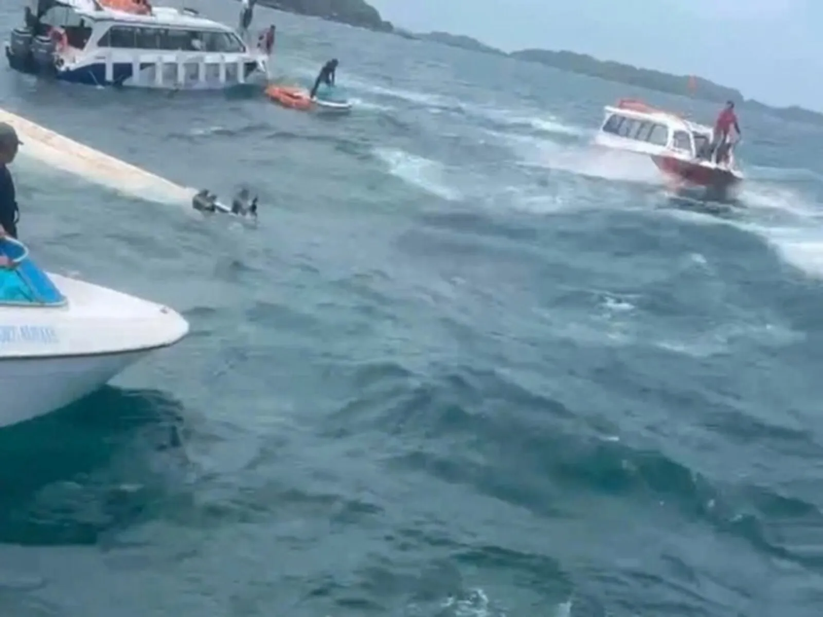 15 du khách thiệt mạng trong vụ lật ca nô ở Phú Quốc, các lực lượng khẩn trương cứu nạn - Ảnh 5