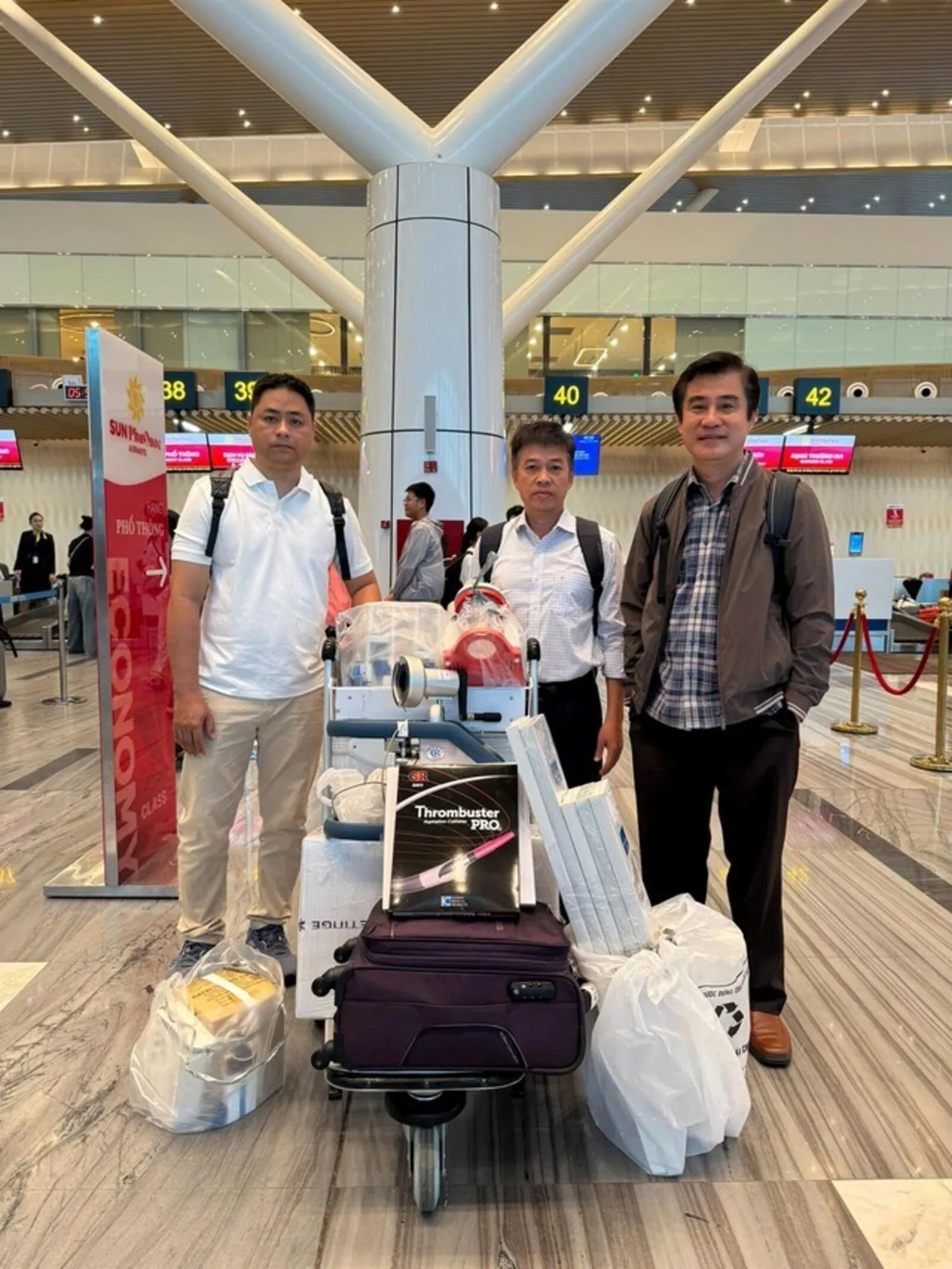 Huy động thiết bị y tế tối tân cứu chữa nạn nhân vụ chìm tàu tại Phú Quốc - Ảnh 2