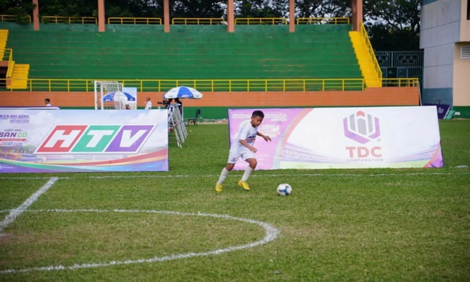 Ước mơ sân cỏ Cup HTV 2026 khép lại đầy cảm xúc, gọi tên những nhà vô địch đầu tiên - Ảnh 1