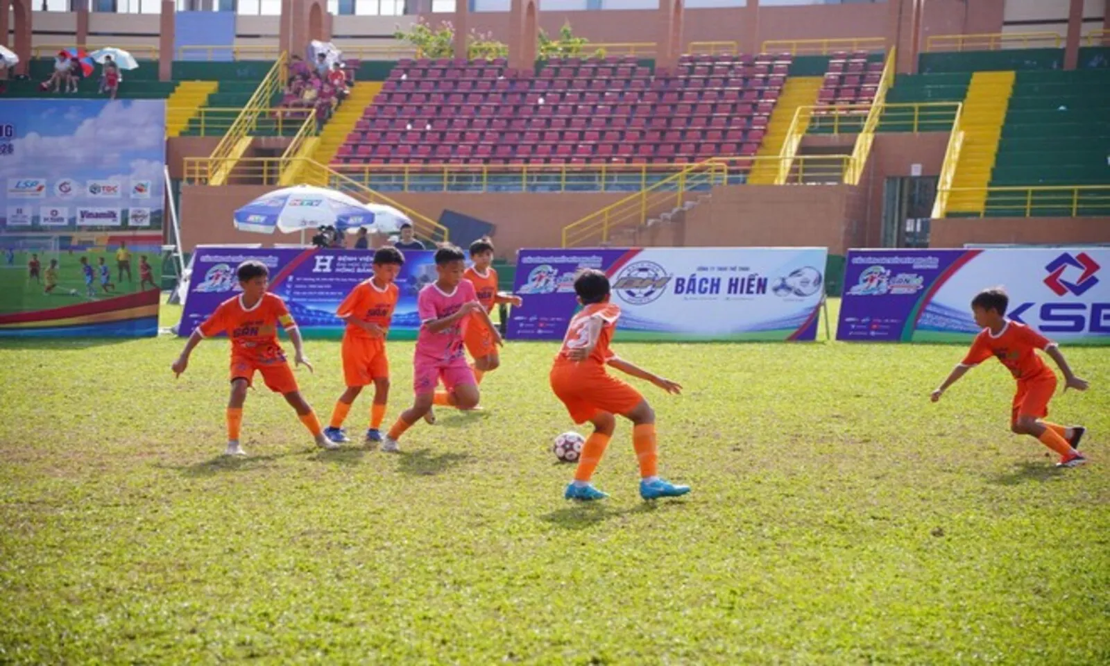 Ước mơ sân cỏ Cup HTV 2026 khép lại đầy cảm xúc, gọi tên những nhà vô địch đầu tiên - Ảnh 11
